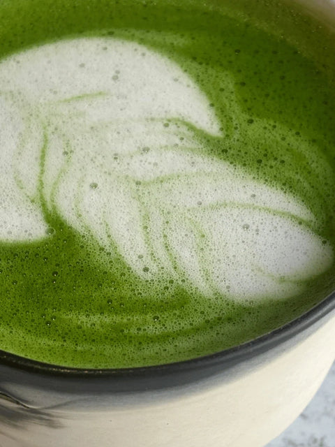 Latte Genmaicha biologico in tazza con riso tostato